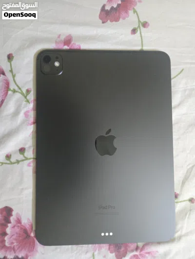 ipad pro m4 brand new it comes with apple keyboard and pen original keyboard 1700 aed I buy 2