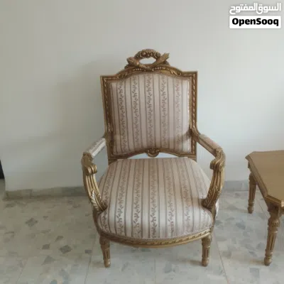 طقم كنب بحالة ممتازة ثلاثية واربع كراسي موديل جميل للبيع بسعر مناسب 4