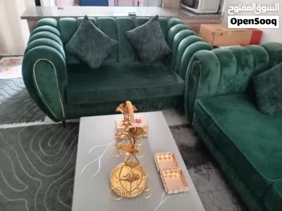 طقم كنب لون اخضر زمردي وسكني مع الطاولات استخدام اقل من سنة شبه جديد بدي ابيعهم ب 3