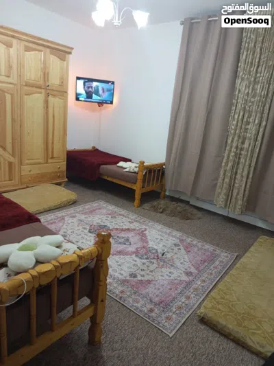 فرصة شقة للبيع الدور الأول عالرئيسي جنبها مدرسة وجامع ومحلات ويوجد بها دخل شهري 500د ونت كونك 4