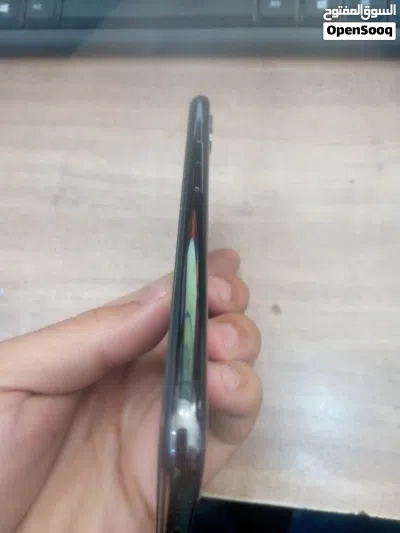 للبيع iPhone XS Max - 256GB سعة تخزين 256 جيجا البطارية 100% الجهاز بحالة جيدة ويعمل بكفاء 3