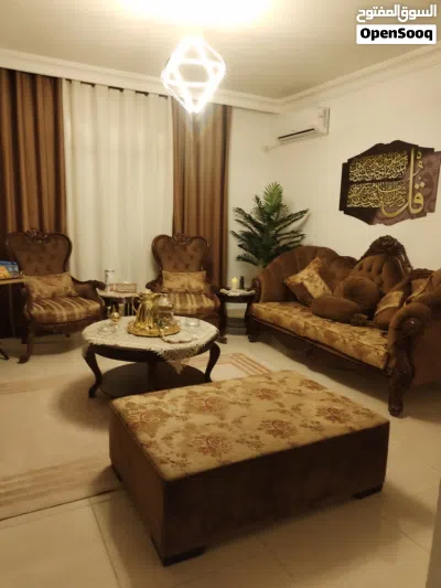طقم كنب سبع مقاعد مع ثلاث طاولات زجاج والستاره 3