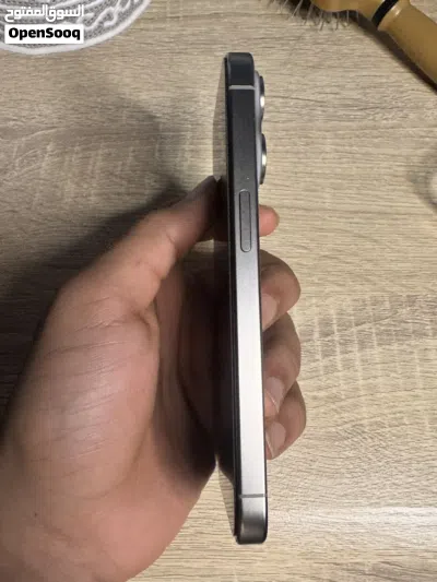 ايفون 15pro للبيع نظيييف مع ملحقاته 3