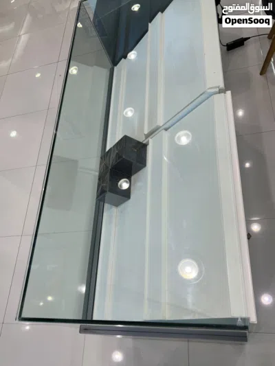 طاولات للعرض مع مساحة تخزين وبحالة جيدة جدا تصلح للمحلات Display tables with storage space in very , 4