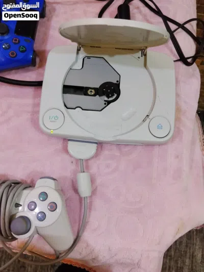 جهاز سوني بلايستيشن 1 (PS1) – يد تحكم أصلية، كابلات وألعاب 3