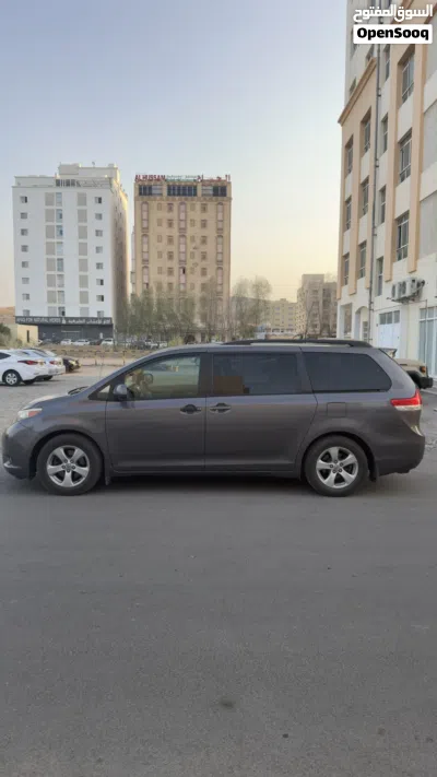 Toyota Sienna LE 3