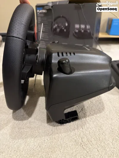 Logitech G920 with Drive Force Shifter and all necessary wires. 4