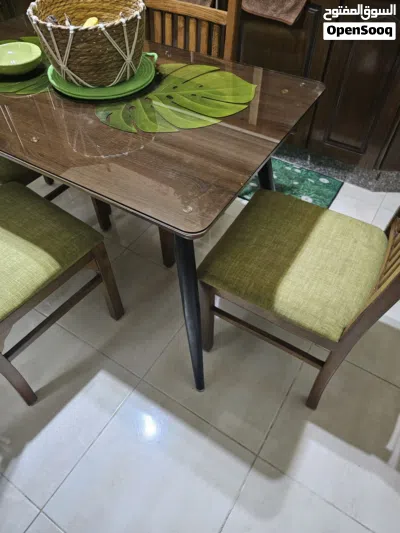 طاولة مطبخ خشب مع لوح زجاج غير مستهلكة مع 4 كراسي منجد 2