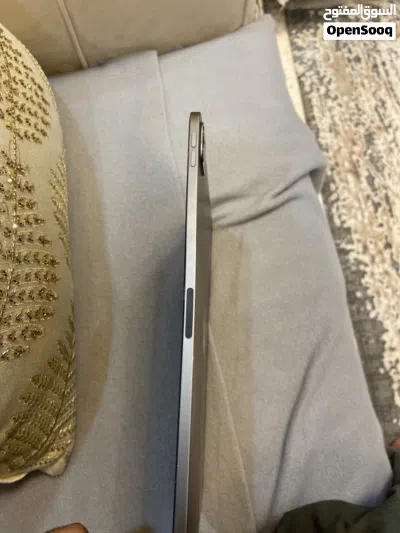 ايباد 11برو M2 فيه كسور بسيطه في اطار الشاشه فقط 2
