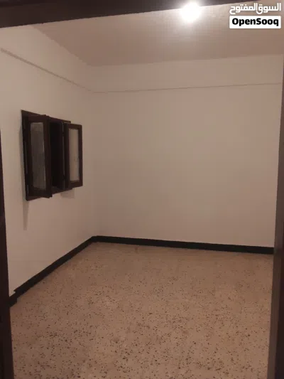 ( مطلوب عائلة خفيفة ) شقة للايجار في السلماني الغربي خلف مستشفي الجلاء دور اول ب1200 شهري + عمولة 4