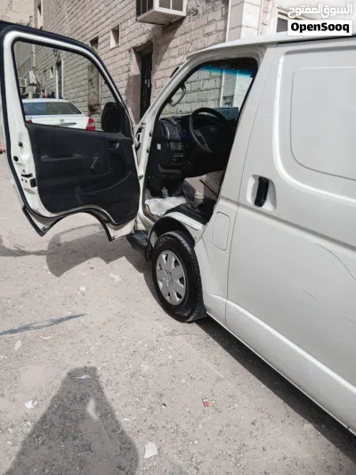 Toyota Hiace LUX 3