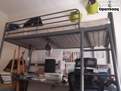 تخت مرتفع (Loft Bed) مع مكتب مدمج من ايكيا (IKEA SVÄRTA) بحالة ممتازة 2