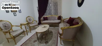 طقم جلوس 7 مقاعد بحالة ممتازة جدا مع وطاولة وسط وجانبية 2