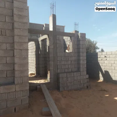 منزل تحت الإنشاء للبيع بمنطقة الرمله.قصربن غشير بالقرب من محلات الناوي.قوعد وعرص موتق بالفيدويات 2