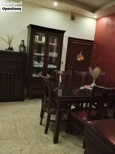 غرفه سفره كامله مكونه من طاوله وسبع كراسي وخزانه احذيه وبوفيه ومرايه تفصيل خشب زان بلوط 2