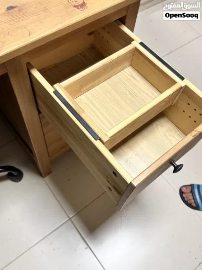 مكتب للعمل او الدراسه خشب سويد طبيعي من ايكيا (HEMNES) مع كرسي هيدروليكي مريح جدا يوجد ثلاث مكاتب 3