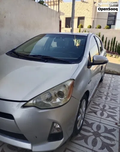 Toyota Prius Prius C 4