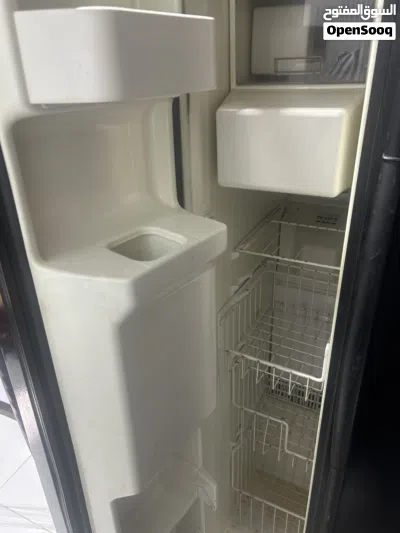 للبيع – ثلاجة Maytag بابين لون أسود ثلاجة Maytag أصلية بحالة جيدة، 668 litre 4