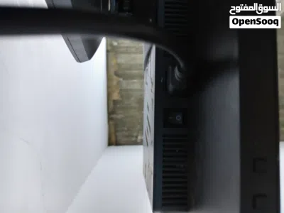 شاشة hp للبيع نضيفه ما بيها اي عطل شغاله والصور موضحة كل الازرار والفتحات البيها انا رابطها على الpc 3