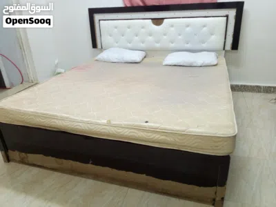 Double bed with Double Mattress and Two pillows 3
