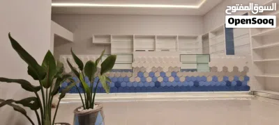 تجهيزات ورفوف صيدلية شبه كاملة 2