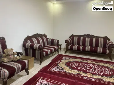 طقم كنب كلاسيك بحالة الوكالة - 7 مقاعد - نظافة توب 4