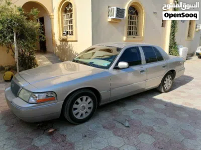 Ford Crown Victoria Base 2