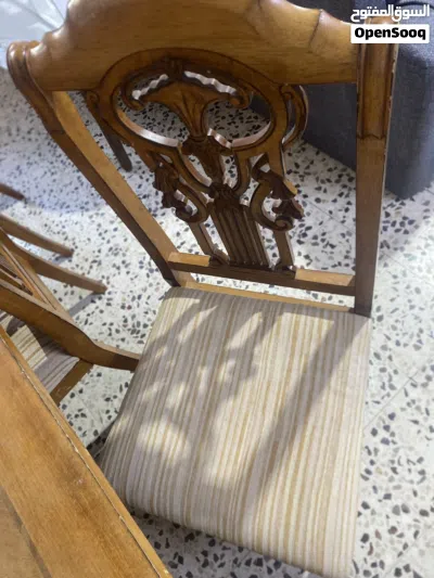 طاولة سفره معها 6 كراسي 2