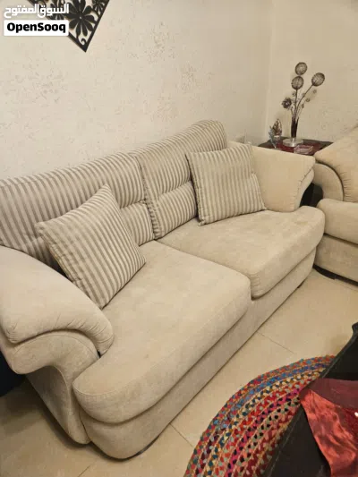 كنب امريكي مكون من سبع مقاعد اللون بيج بحالة ممتازة جدا 2