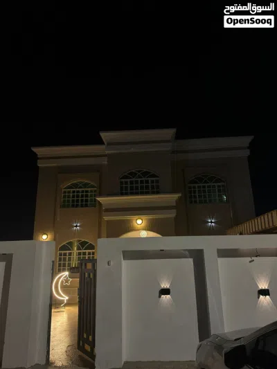 مكون من طابقين الطابق الأرضي صالتين غرفتين مجلس مطبخ خارجي 3 دورات مياه الطابق الأول 4 غرف 3 دورات 2