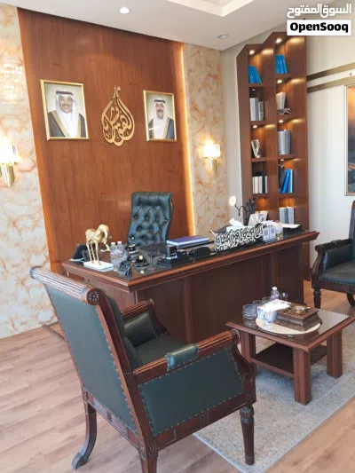 للبيع مكتب مجهز تجهيز راقي في مجمع فخم في بنيد القار 4