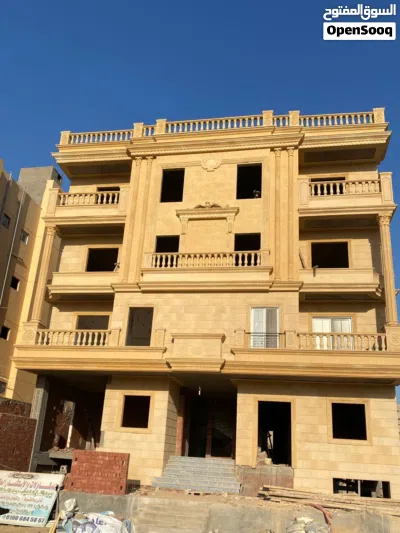 شقة جميلة وجاهزة للتسليم الفوري بفيو رائع مفتوح شارع رئيسي وحديقة ودبل فيس بالحي الترفيهى بالعبور 2
