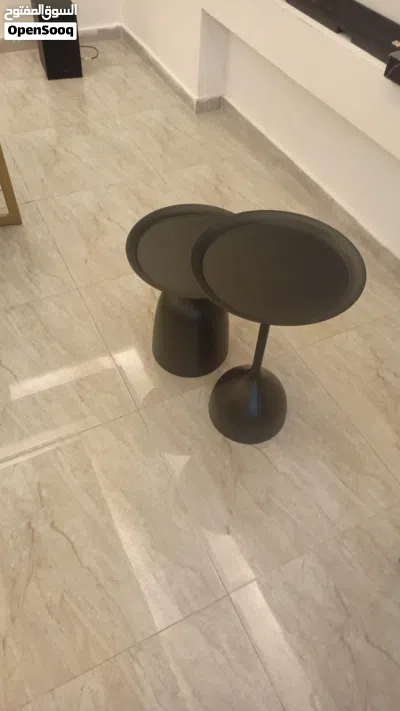 طاولات بحالة الجديد زجاج وحديد ومنظر معدني بحالة الجديد 2