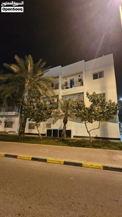 للبيع بناية استثمارية في المحرق زاوية على شارع المطار 4
