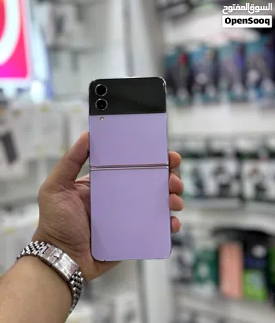عرض خاص : Samsung z flip 4 256gb حالة الهواتف نظيفة جدا بدون اي شموخ أو مشاكل مع ضمان و ملحقات 2