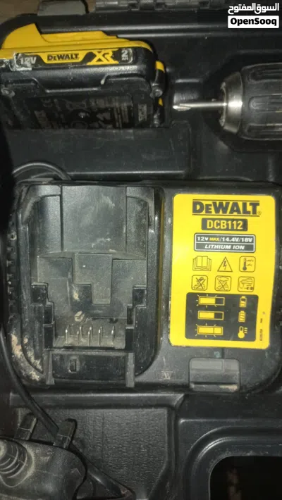 دريل مع كامل معداته في حالة ممتازة DeWalt 3