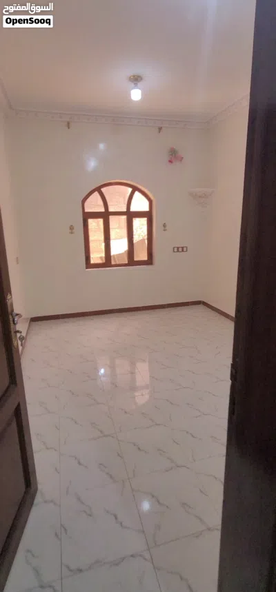 للايجار بيت مستقل قريب الجامعه الامارتيه ب120 4
