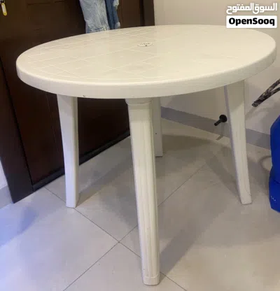 White Round Table for Sale - Removable leggs 2