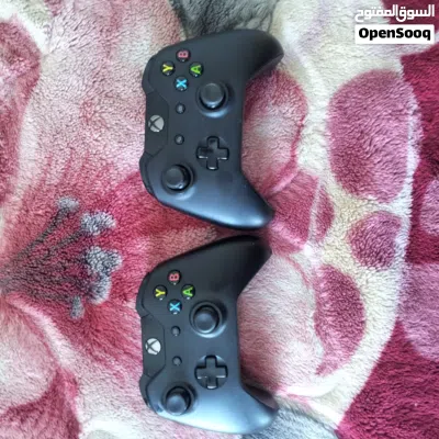not very used rarely used xbox one with two controllers 2