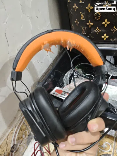 سماعات واير درجه اوله محيطيه بس بيها شخوط و تمزيق من فوق 3