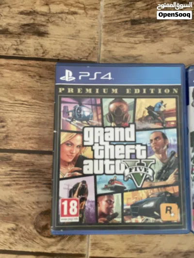 PS4 comes with 2 CD and 2 controllers and other Games installed 2