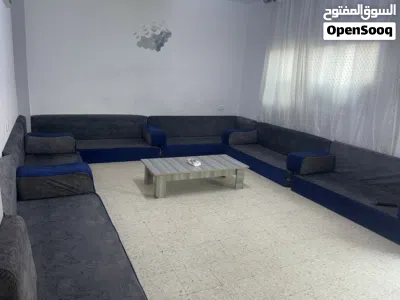 مجلس ارضي بحالة جيدة جدا مع طاولة وسط 3