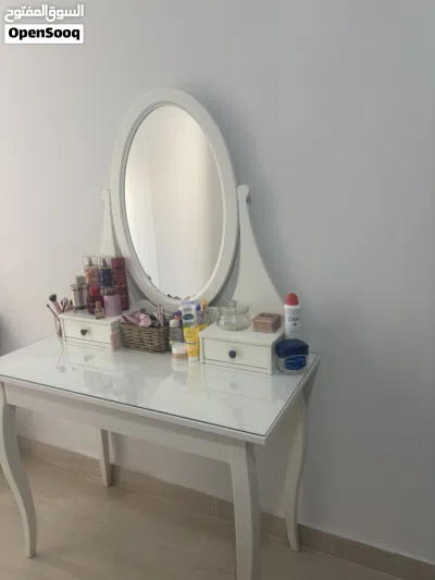 طاوله تسريحه من ايكيا للبيع (dressing table) 3