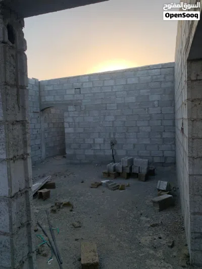 ارض سكينه للبيع بها جدران قائمة 3