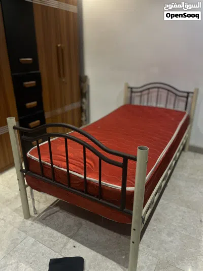 سريرين نوم وميز تلفزيون بيه مجرين و مساحه تخزين نظيف 3
