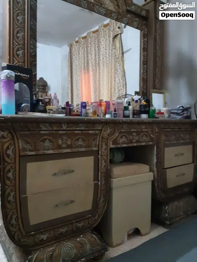غرفة نوم خليجي تخت مجوز وخزانه 6 ضرفات وكومدينتين وتسريحه وخزانة شماعه مع مرآه للبيع بسعر مغري 2
