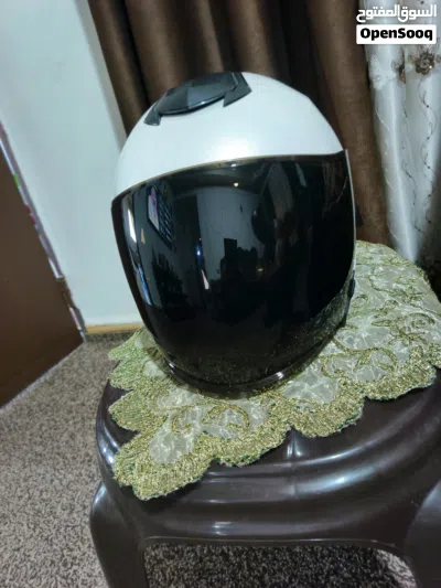 خوذه اشتريتها الي اسبوع مستعملها الخوذه بس مش مناسبه الي كبيره على راسي الخوذه جديده فعليا مع قزازه 2