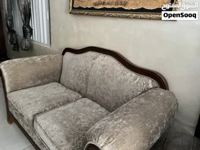 للبيع طقمين كنب بحالة الوكالة استخدام قليل وبسيط 2