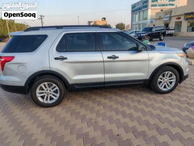 Ford Explorer Base 2