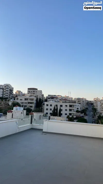 شقة فاخرة طابق 3 مع روف منفصل قرب جامعة البترا خلف مديرية الامن العام للبيع سعر:86,000 2